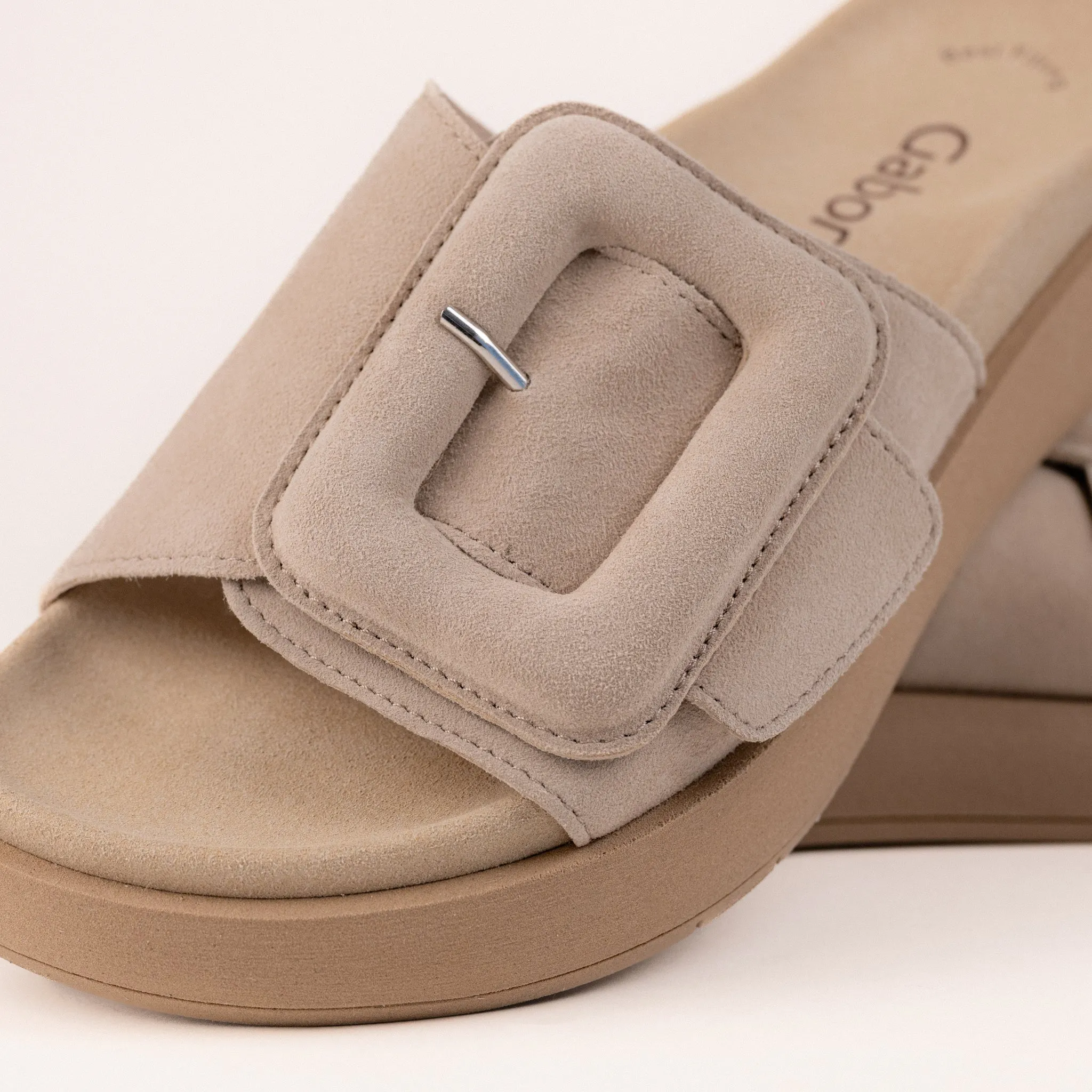BUCKLE SLIDE - DESERT - NUBUCK