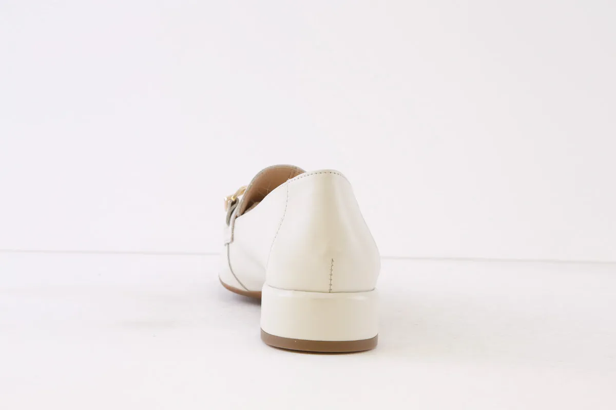 WONDERS - C-5030 SLIP-ON LOAFER - OFF WHITE LEATHER WITH CHAIN DETAIL