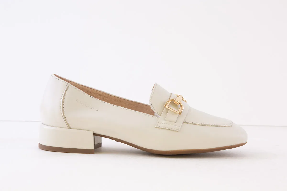 WONDERS - C-5030 SLIP-ON LOAFER - OFF WHITE LEATHER WITH CHAIN DETAIL